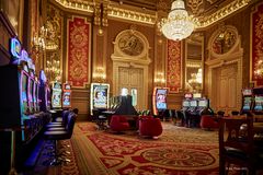 Schöner Raum mit Spielautomaten im Casino Monte Carlo