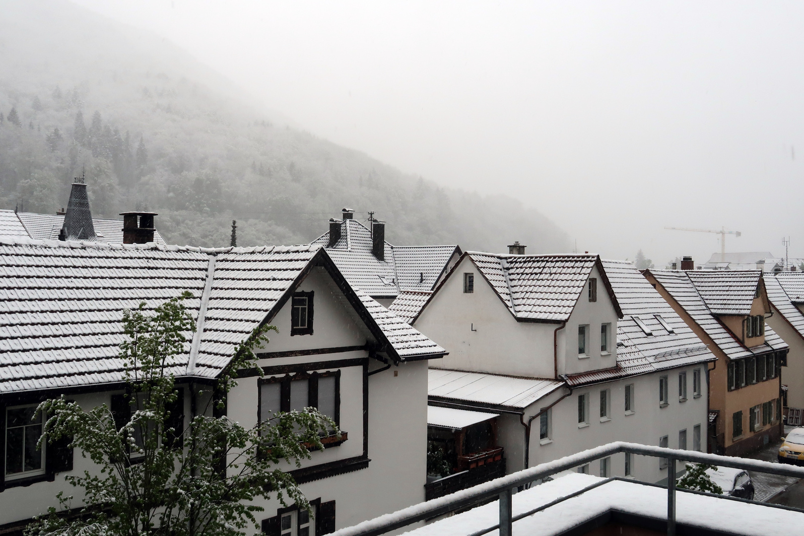 Schöner Schneefall im April