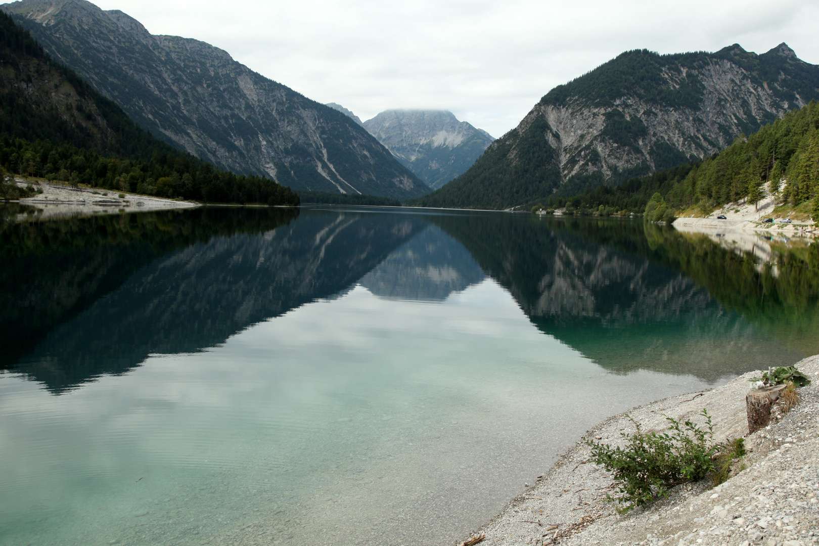 schöner See am Alpenrand