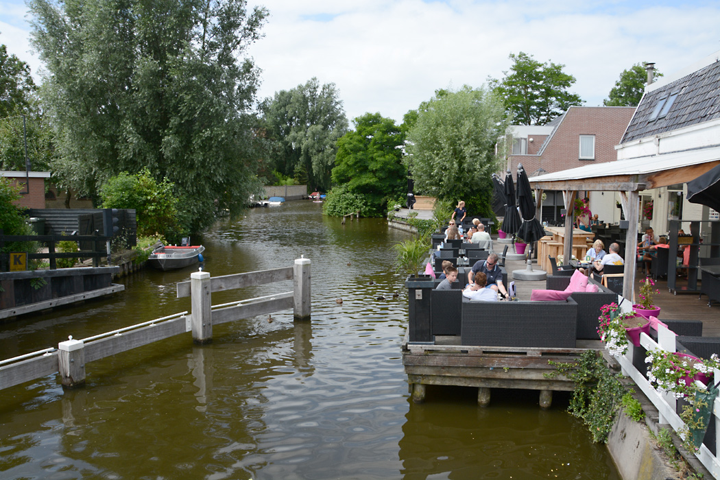 Schöner Sitzplatz am Kanal