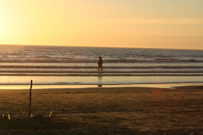 schöner Sommerabend auf Borkum am Strand beim Sonnenuntergang