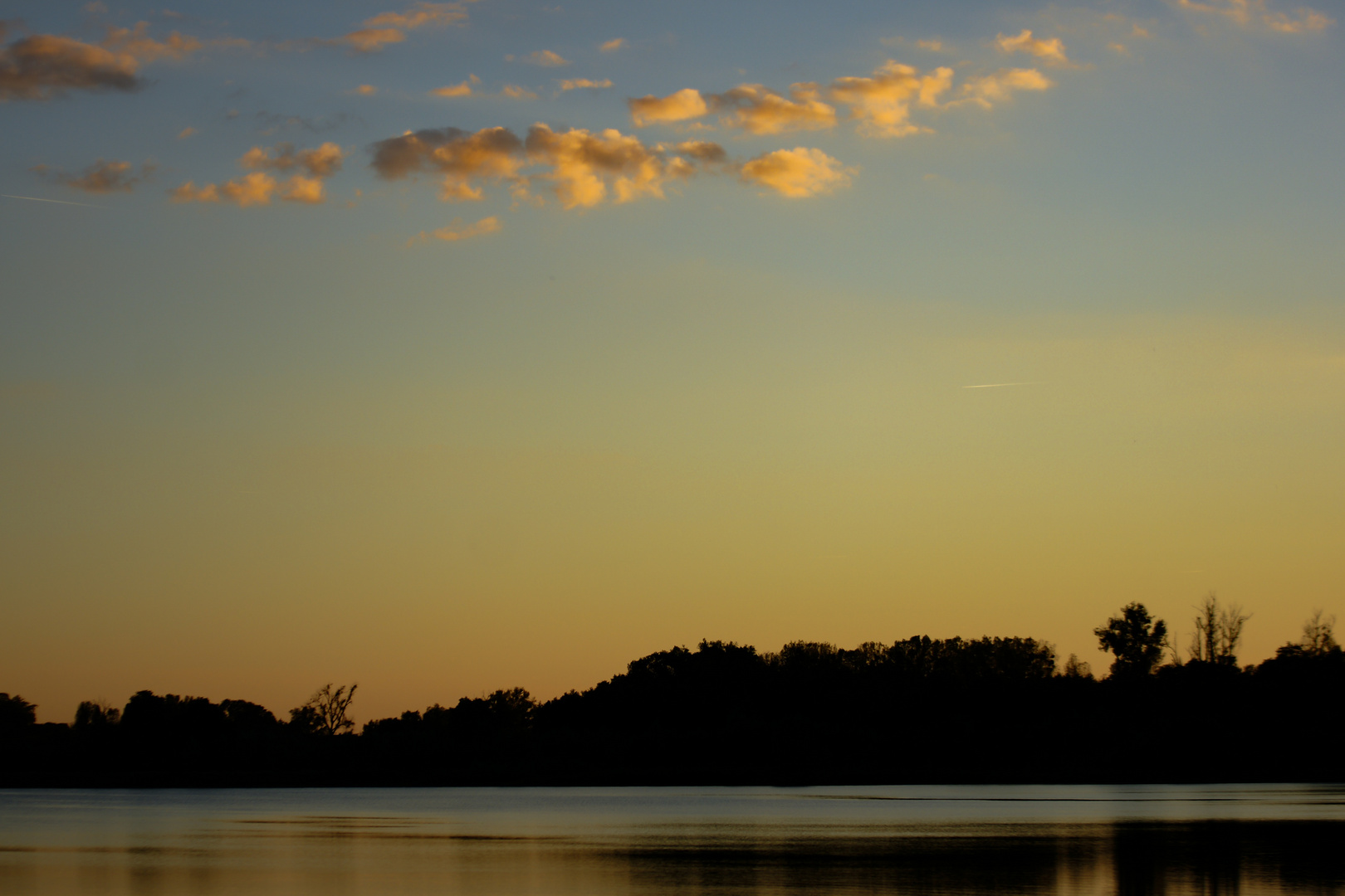 Schöner Sonnenuntergang am See 