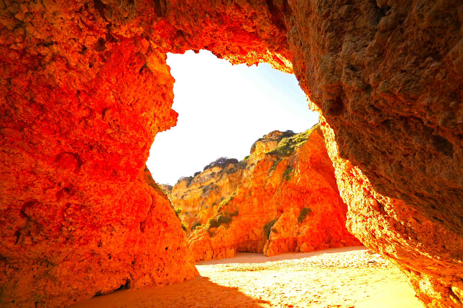 Schöner Strand der Algarve on Portugal 