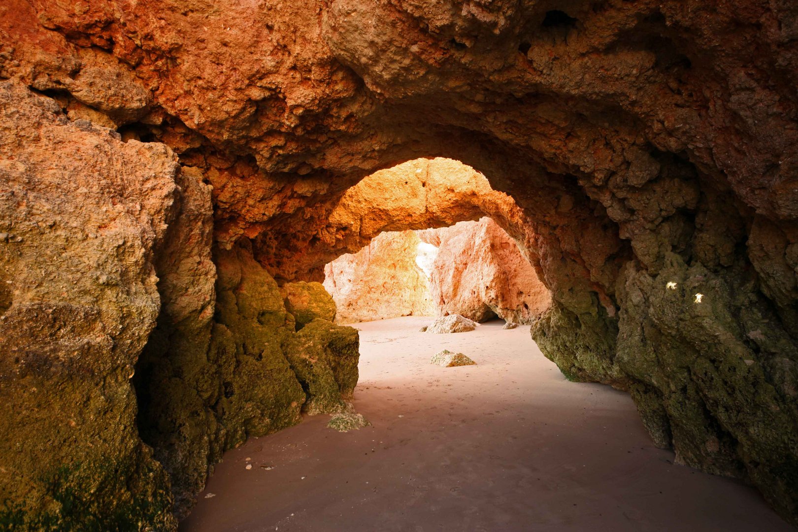 Schöner Strand der und ein Tunnel  Algarve Portugal