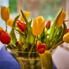 Schöner Tulpenstrauss mit gelben und roten Tulpen