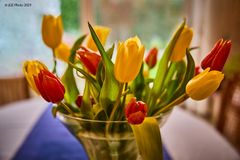 Schöner Tulpenstrauss mit gelben und roten Tulpen