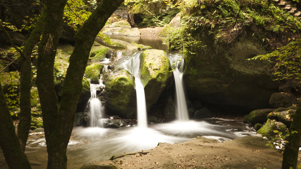 Schöner Wasserfall in Langzeitbelichtung