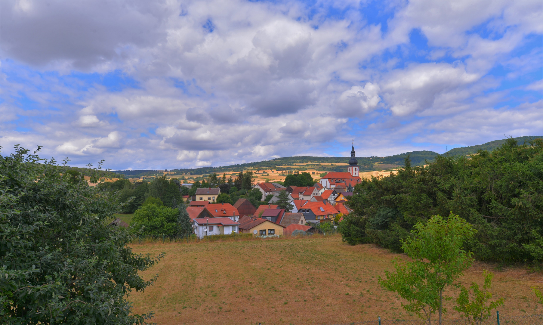 schöner Wolkenhimmel über Helmershausen