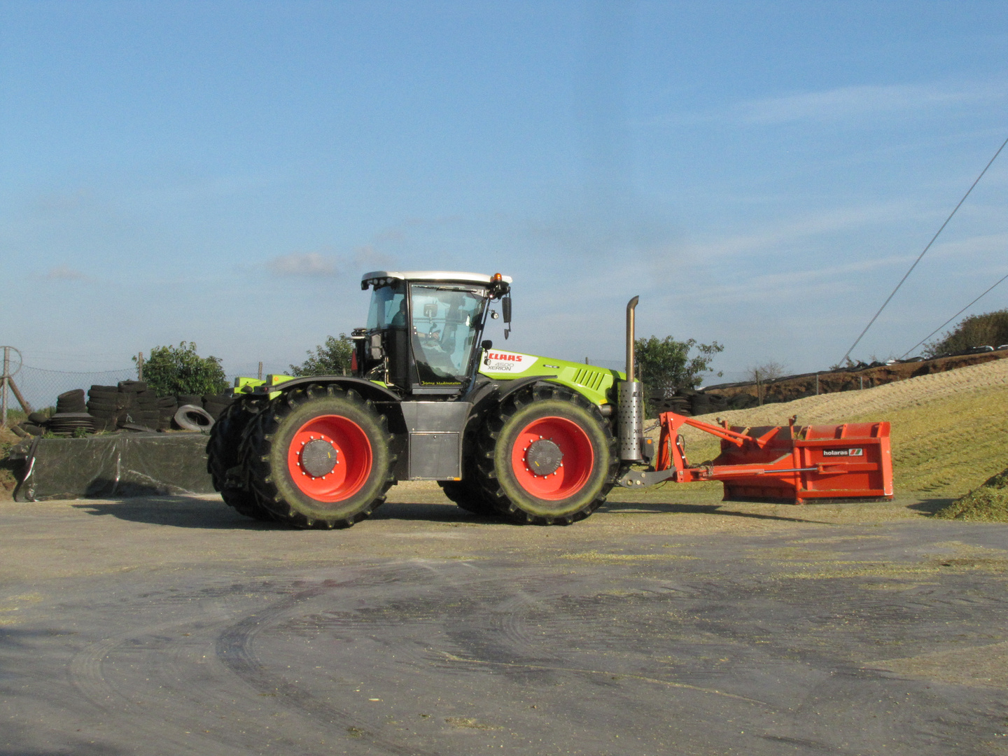 Schöner Xerion 4500 mit Schiebeschild