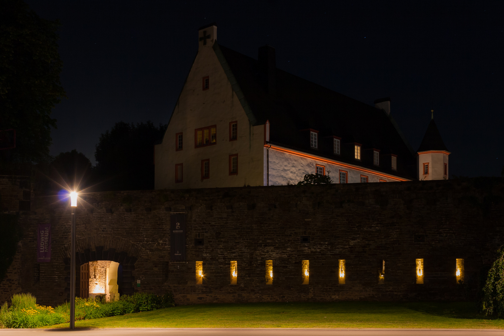 schönes altes, abgelegenes Museum bei Nacht