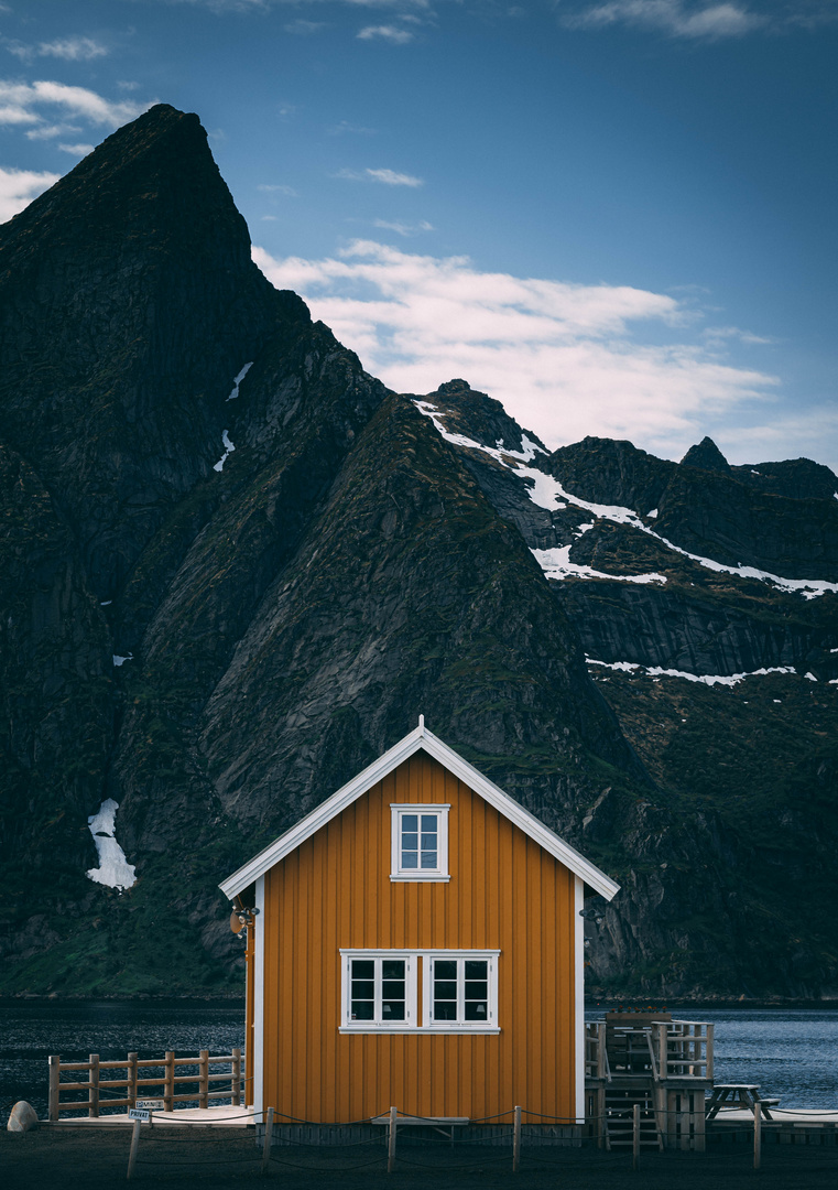 Schönes gelbes Haus auf den Lofoten