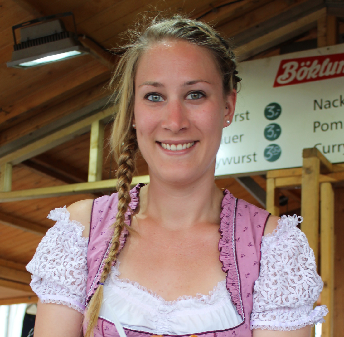 Schönes Girl im Dirndl