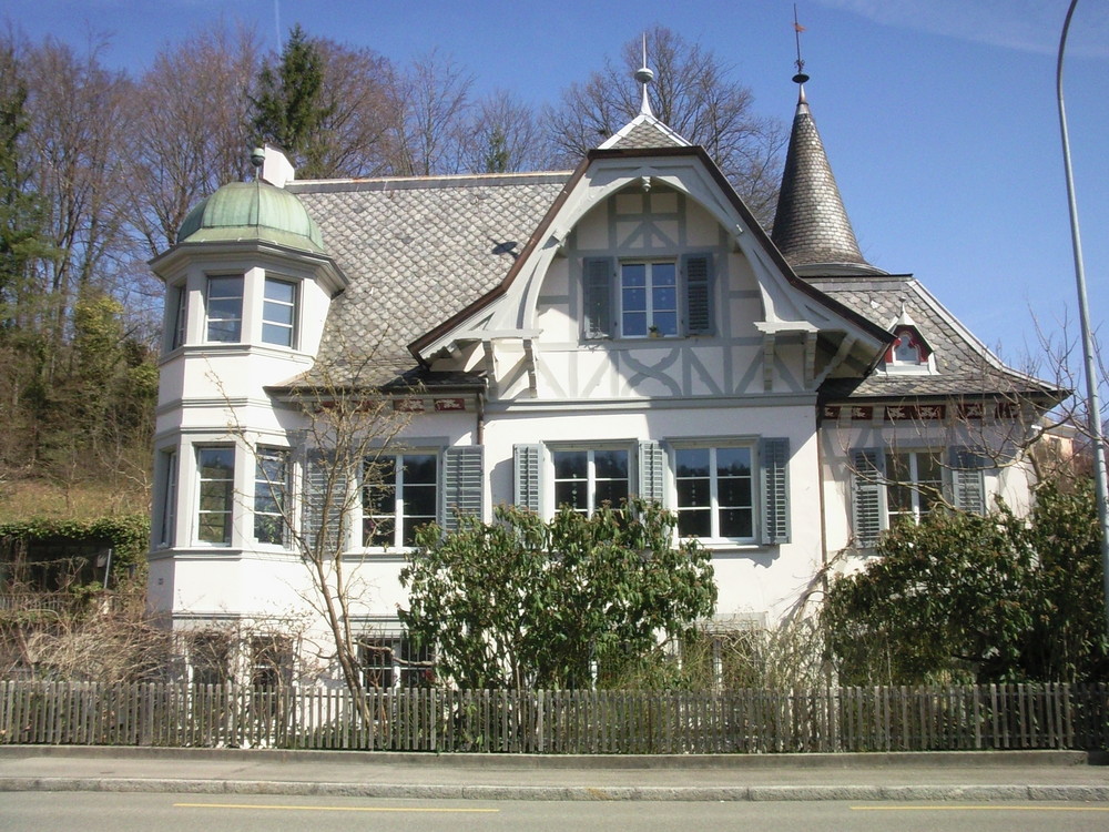 Schoenes Haeuschen am Rhein