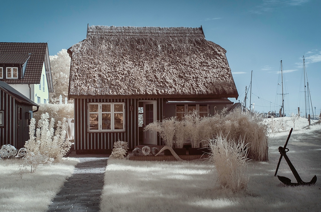 Schönes Haus auf Hiddensee in Infrarot