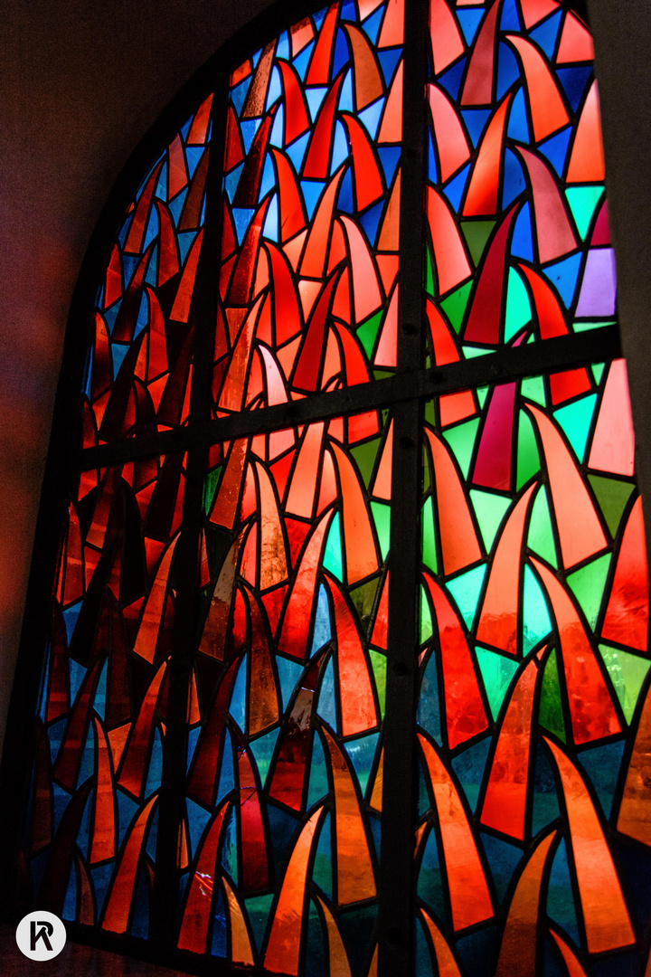 Schönes Kirchenfenster eingetaucht in Rot