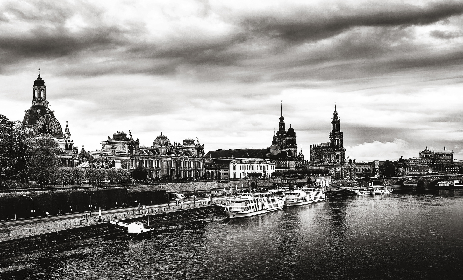 Schönes Sachsen "Blick von der Elbbrücke zur Altstadt von Dresden"