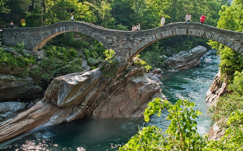 Schönes Tessin,- die "Ponte dei Salti" über die Verzasca in Lavertezzo.