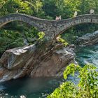 Schönes Tessin,- die "Ponte dei Salti" über die Verzasca in Lavertezzo.