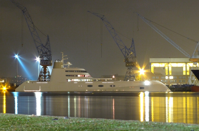 Schönes weißes Boot (2)