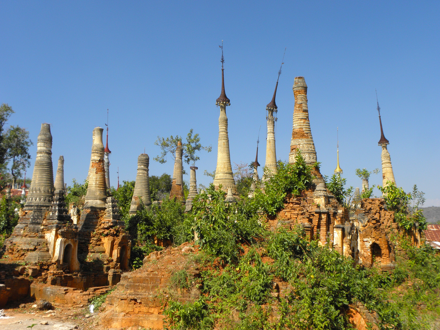 Schönheit im Verfall - Shwe Inn Tain Pagodenfeld