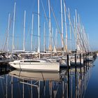 Schönheiten spiegeln sich bei Sonnenschein im Wasser von Heiligenhafen