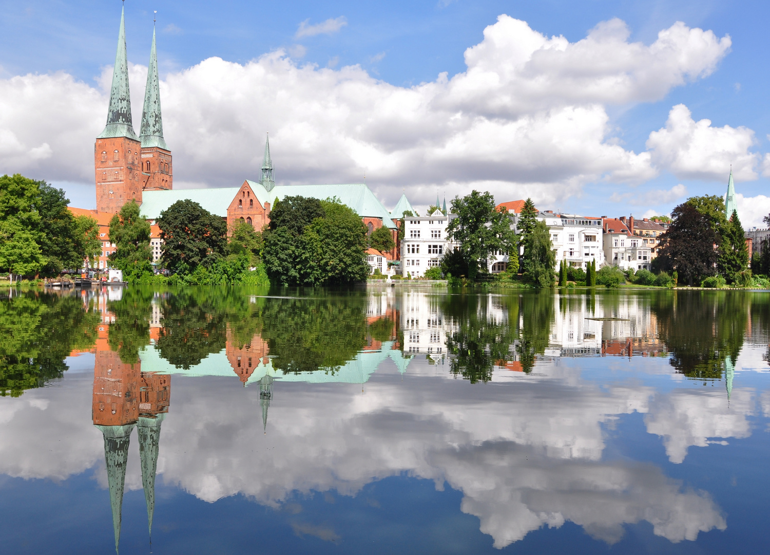 "Schönwetterfoto" Lübecker Dom am Mühlenteich