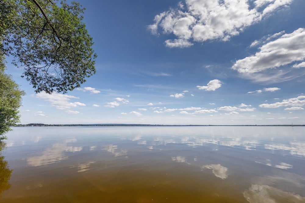 Schönwetterwolken über dem See