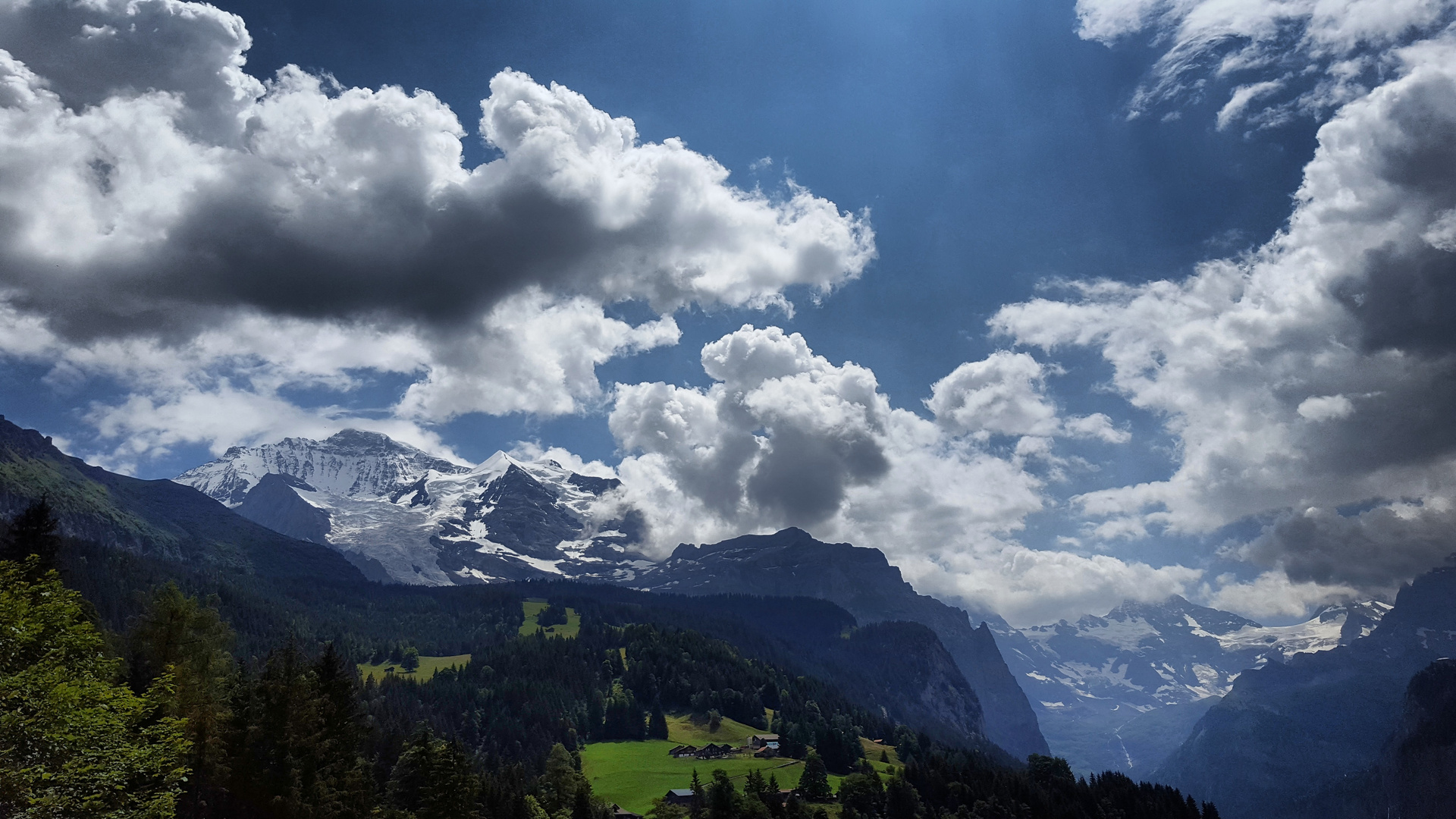 Schönwetterwolken über der Jungfrau und dem Lauterbrunnental