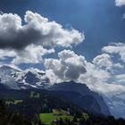 Schönwetterwolken über der Jungfrau und dem Lauterbrunnental