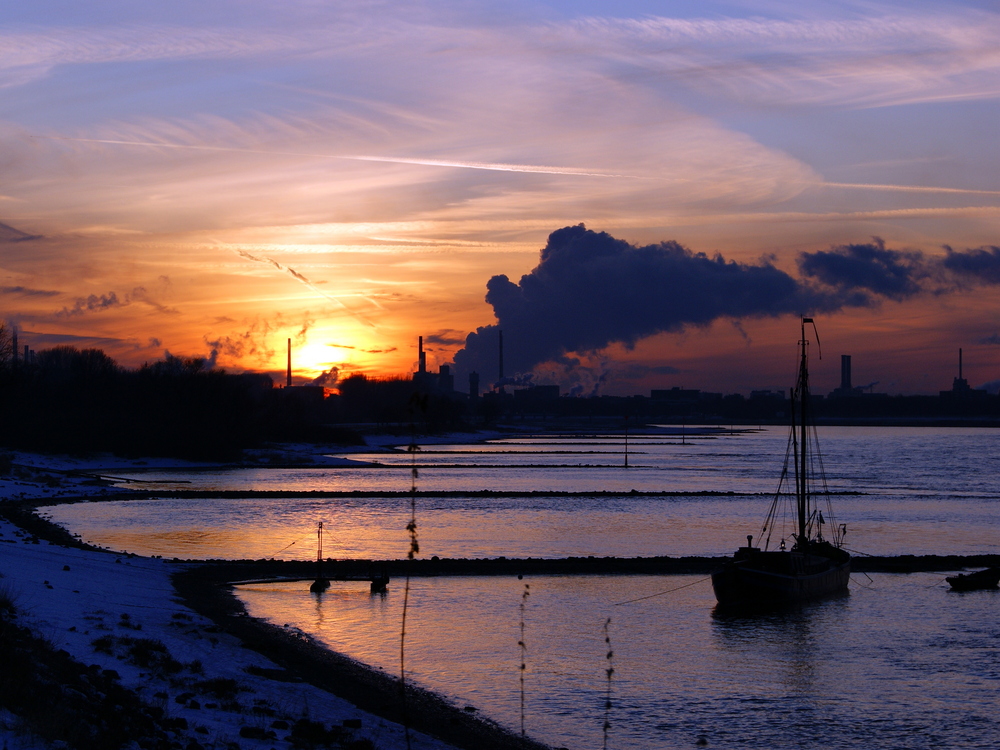 Schokker in Monheim (auf dem) am Rhein im Hintergrund Dormagen