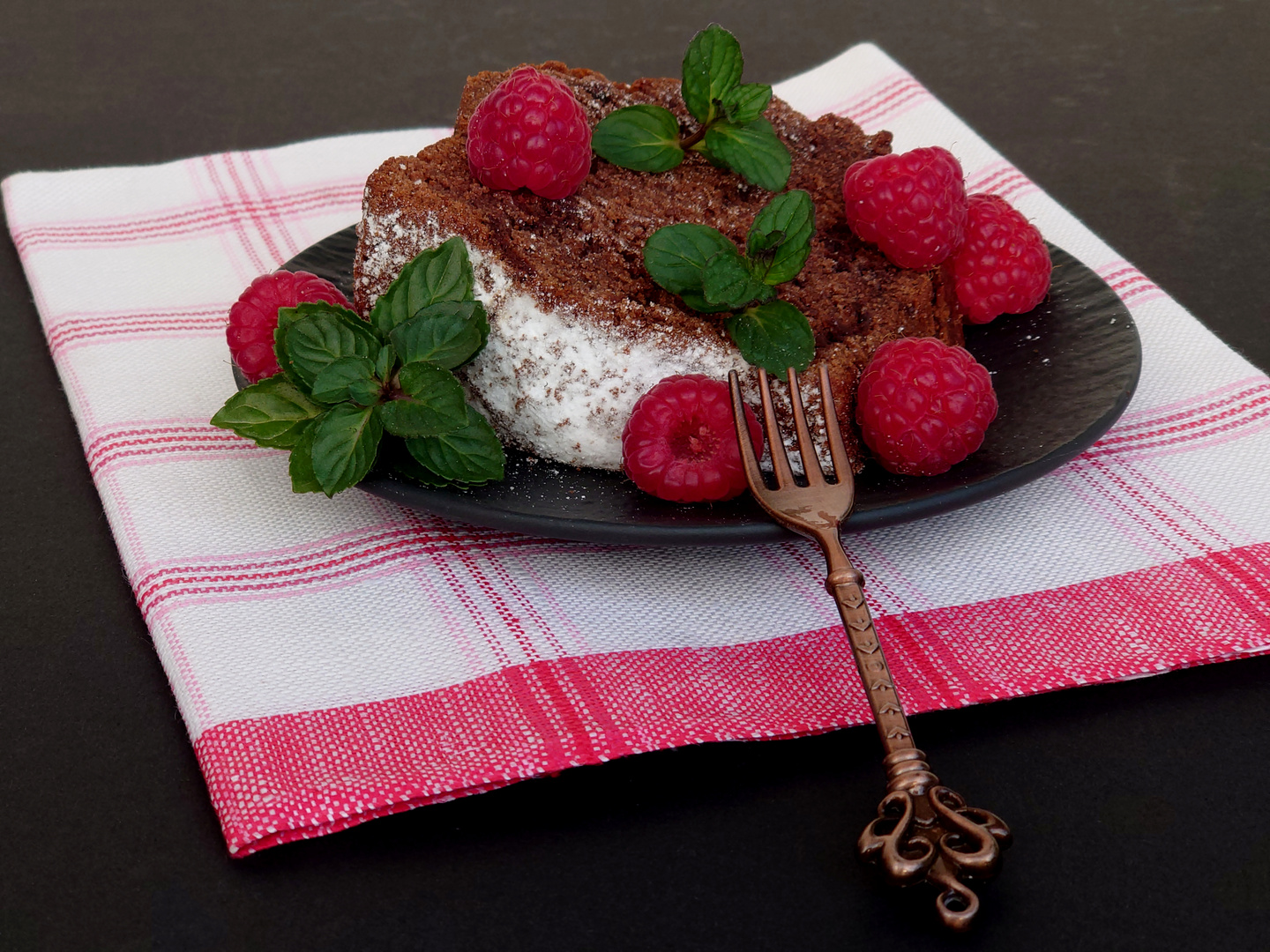 Schokoladenkuchen mit Himbeeren