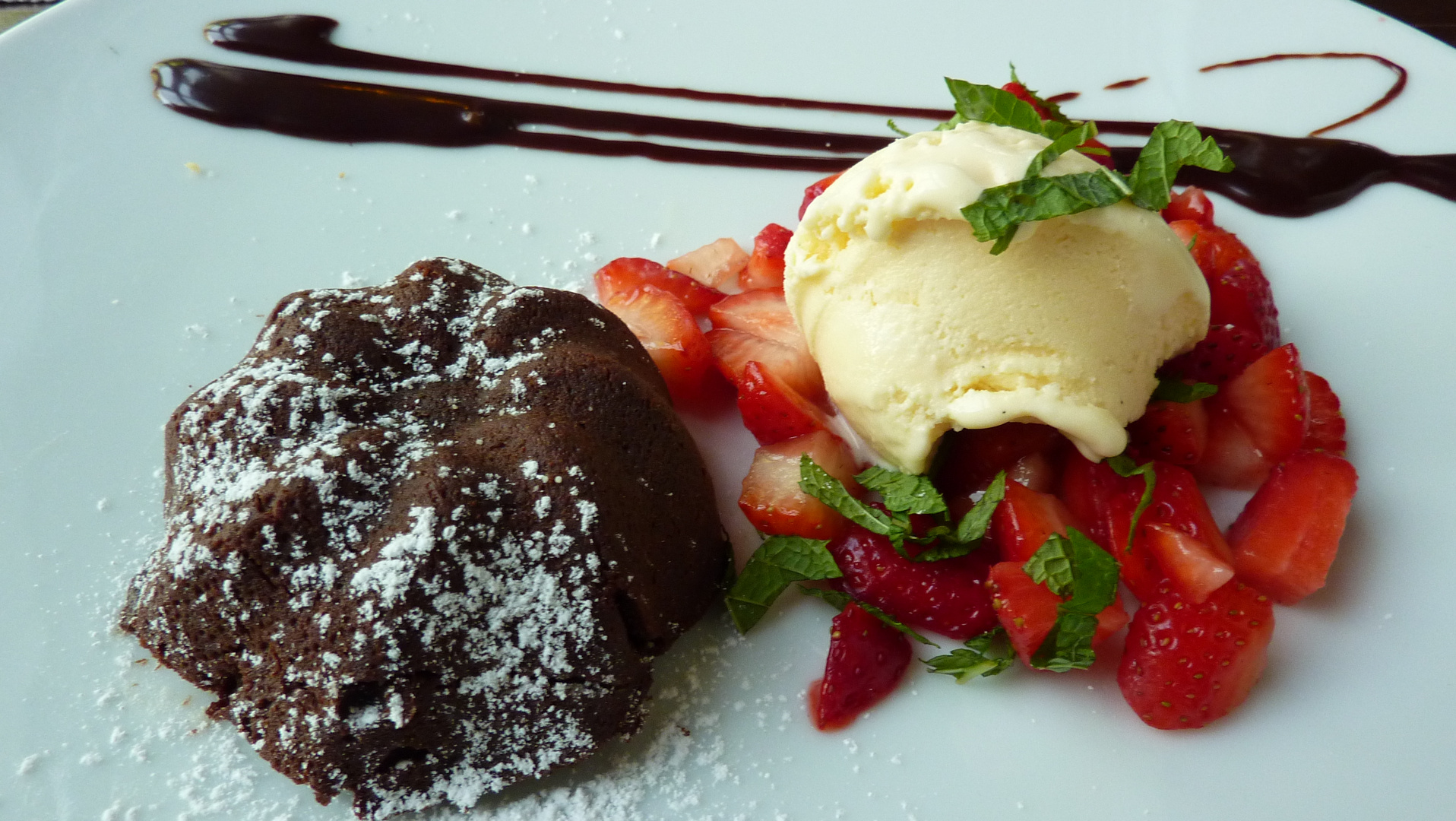 Schokotörtchen mit Eis und Erdbeeren