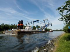 Schon ein großer Schleppverband auf dem Nord-Ostsee-Kanal.