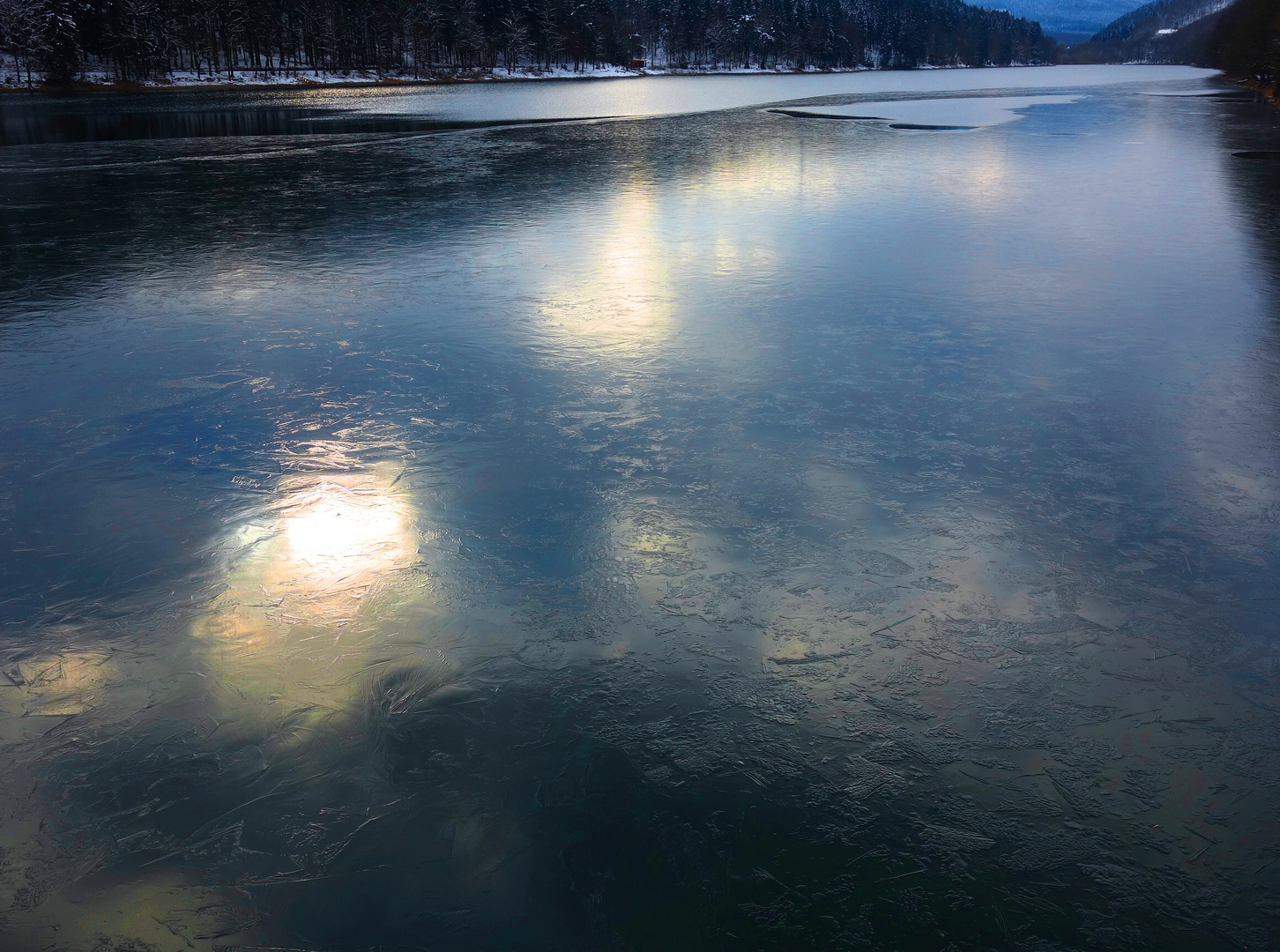 schon stabilere zusammengewachsene Eisfläche auf dem selben Wasserspiegel ...