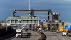 SCHON WEGEN IHRER DIENST-WAGEN VERGÖTTERN DEUTSCHE VERKEHRSMINISTER DIE AUTOBAHN