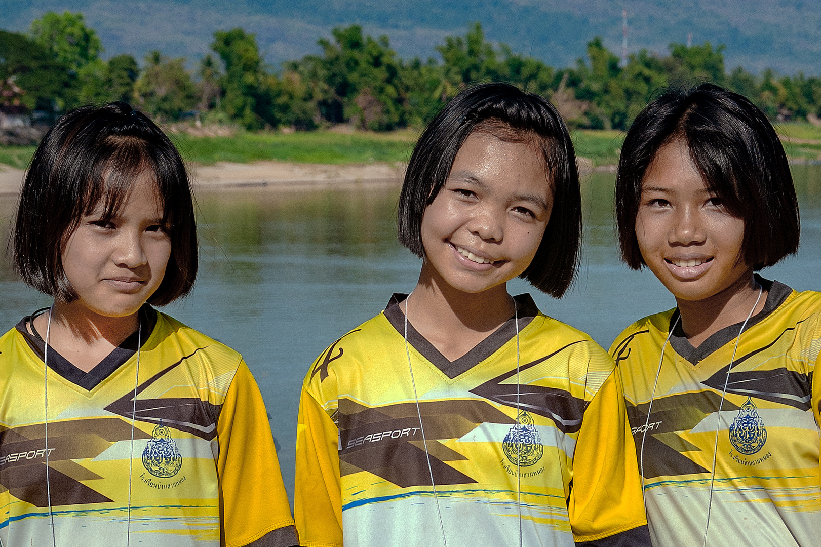 Schoolgirls in Kaeng Ahong park