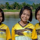 Schoolgirls in Kaeng Ahong park