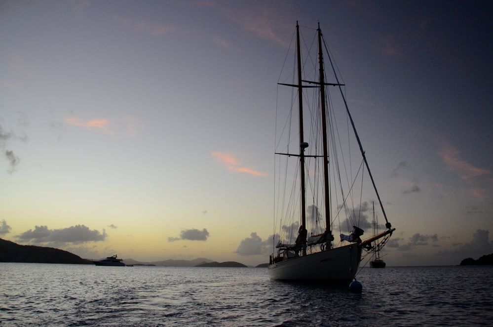 Schooner Yacht Heron ta Maho Bay