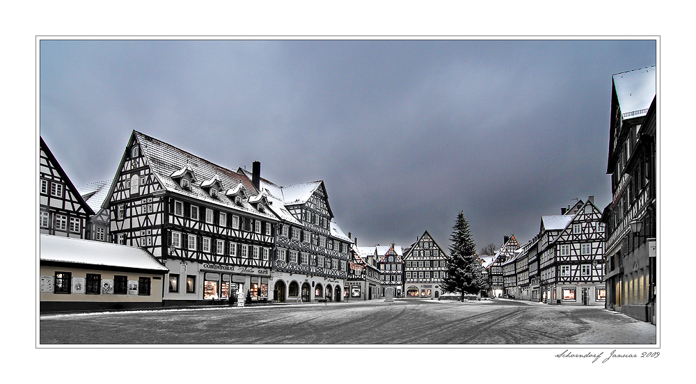 Schornorfer Marktplatz in der Abenddämmerung