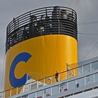 Schornstein der Costa Pacifica- Wie klein ist doch der Mensch