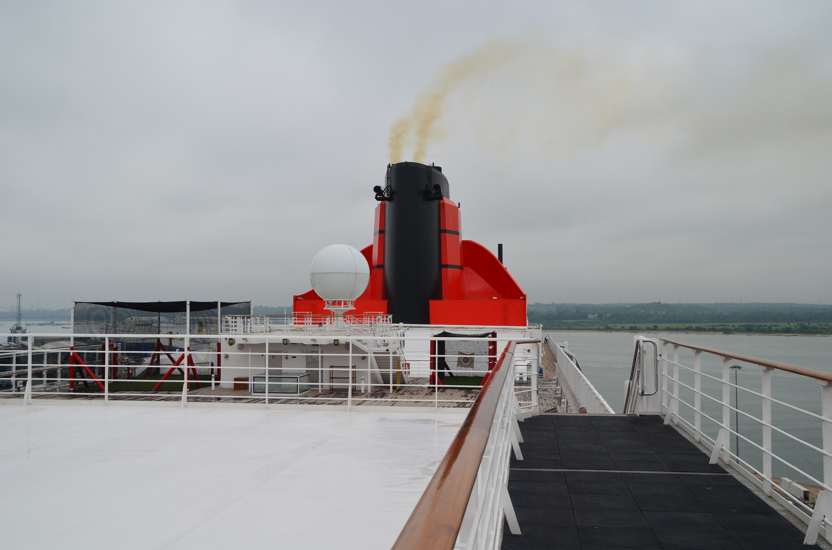 Schornstein der QM2 