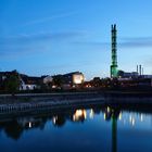 Schornstein des Heizkraftwerks der  Stadtwerke Duisburg (Ruhrgebiet) in der blauen Stunde