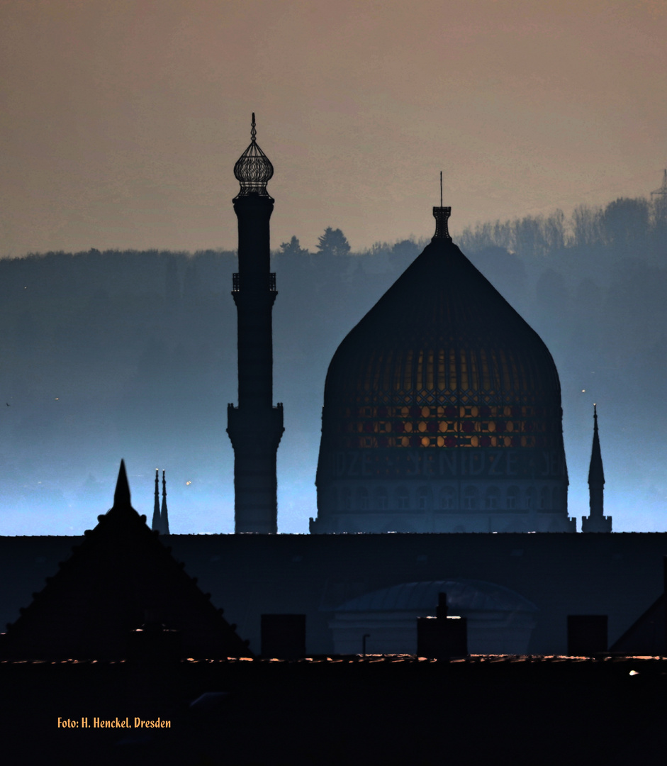 Schornstein u. Kuppel der ehem. Orientalischen Tabak- u. Cigarettenfabrik  (c) Foto Hansjörg Henckel