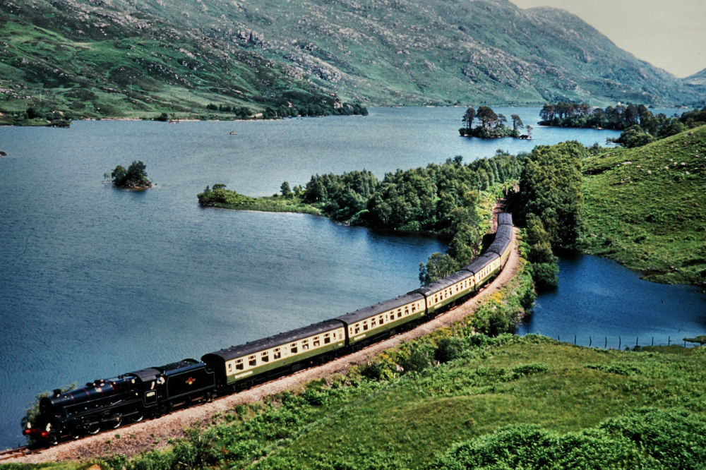 Schottische Bahnlinie am Loch Eilt