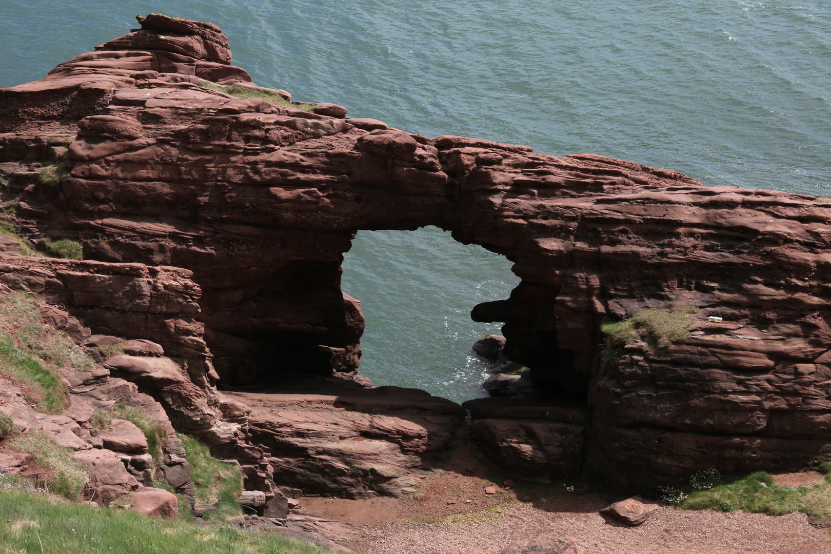 Schottland Das Meer hat sich durch die Felsen Bebort