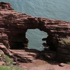 Schottland Das Meer hat sich durch die Felsen Bebort