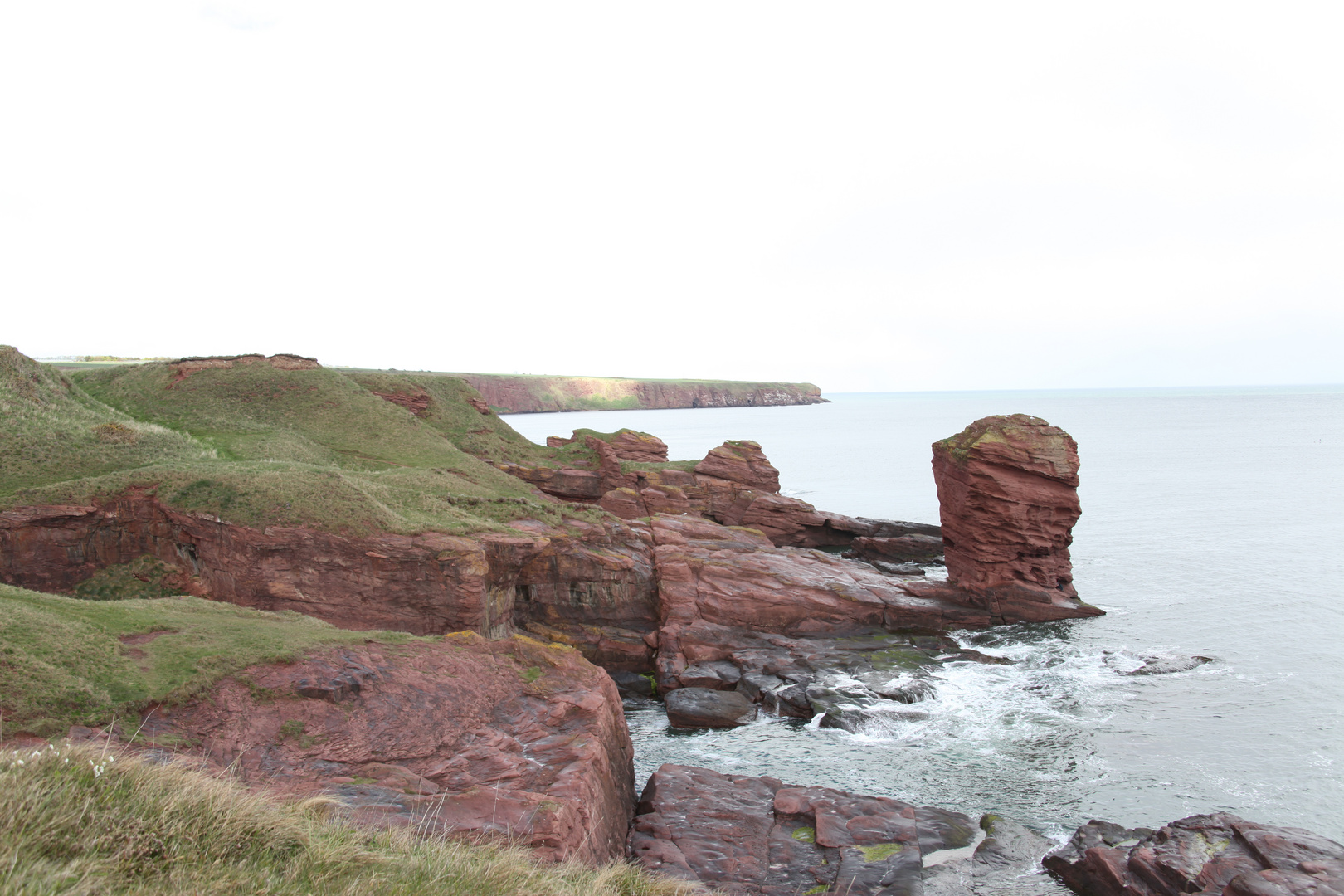 Schottland der schöne Strand mit den schön Felsen.