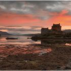 Schottland: die Burg Eilean Donan im Sonnenuntergang