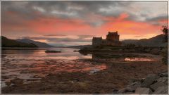 Schottland: die Burg Eilean Donan im Sonnenuntergang