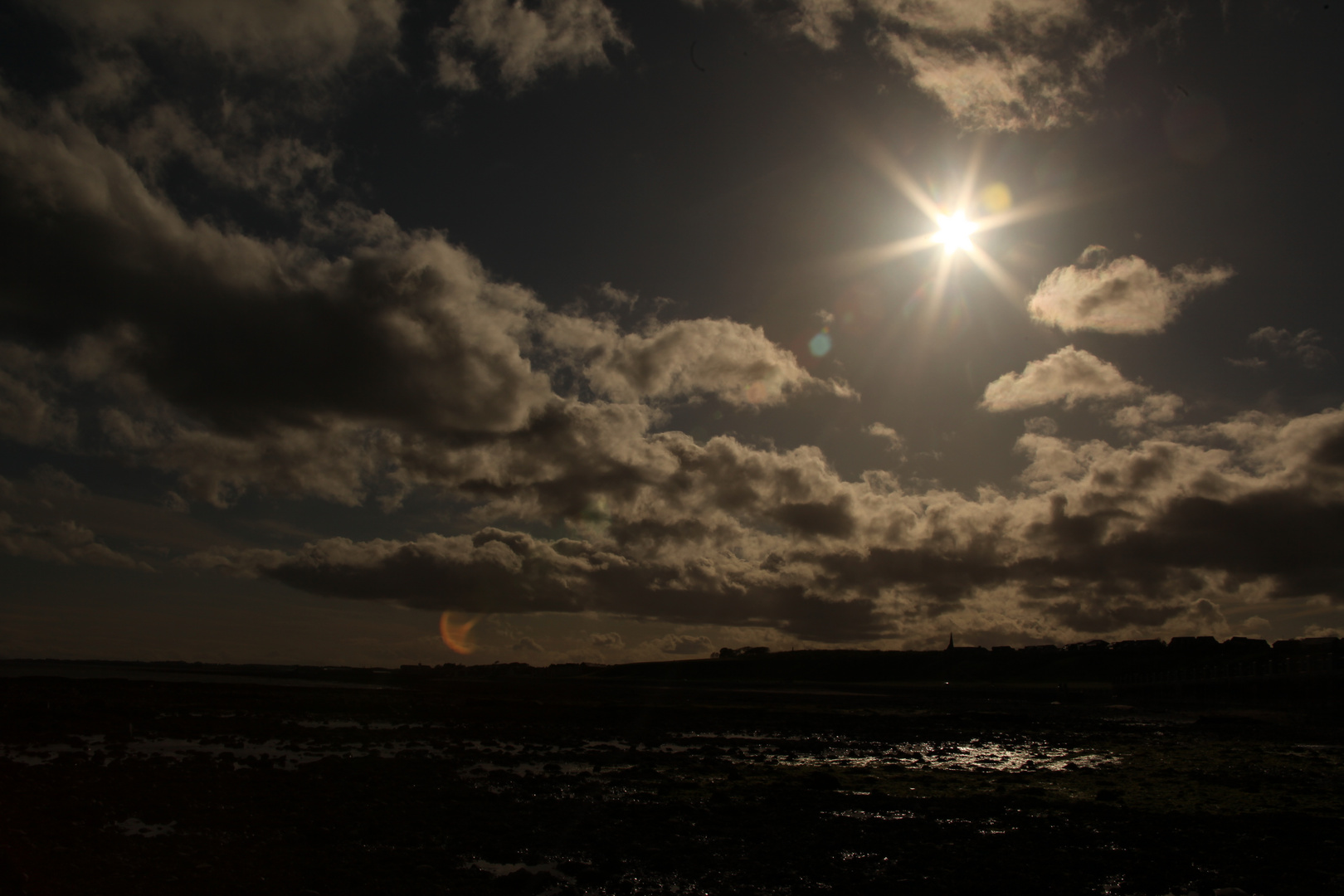 Schottland Die Sonne Schaut in voller Pracht durch die Wolken .